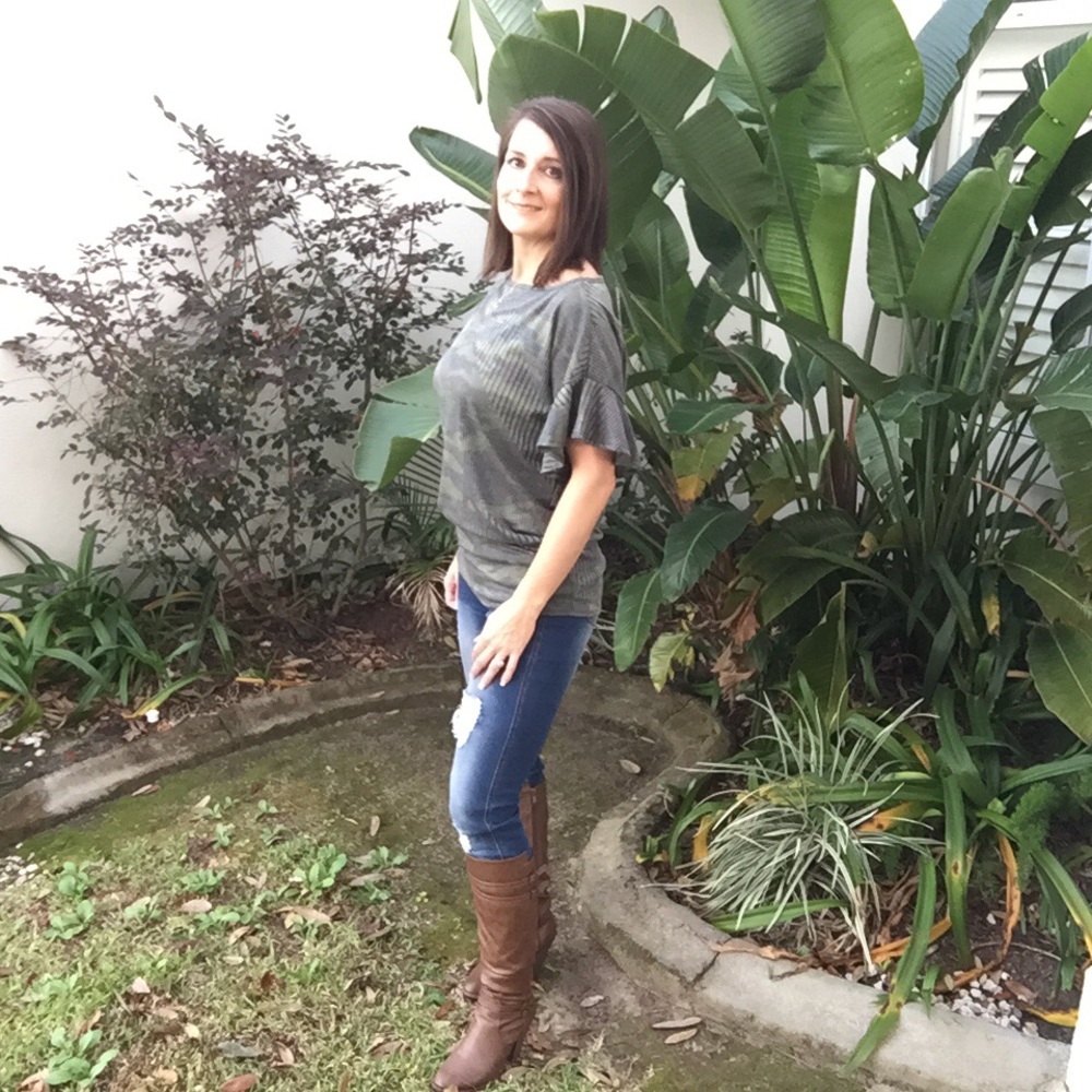 ⭐️ Ribbed Ruffle Off Shoulder Camo Top Green 0919 - Picture 6 of 9